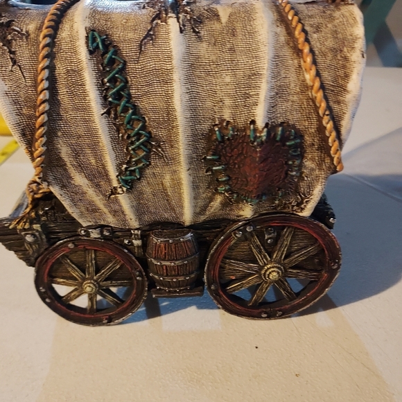 Stagecoach Birdhouse - Picture 2 of 11